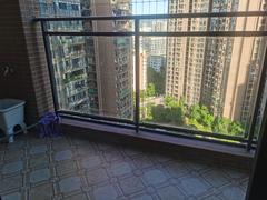 恒地悦山湖 业主自住装修标准大三房,朝南看泳池,全屋家私家电